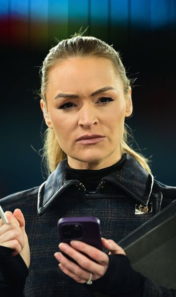 A leșinat în timp ce era live la TV    FOTO.  Unei jurnaliste i s-a făcut rău! Colegii au prins-o, iar   cameramanul a mutat imediat cadrul