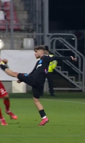  L-a lovit cu talpa în față    FOTO.  Robert Necșulescu de la FCSB a rezistat   doar 34 de minute  la debutul său la seniori » „Roșu” direct!