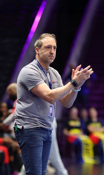 Ce se întâmplă cu Ovidiu Mihăilă  Selecționerul României vrea să continue la naționala de handbal feminin:   „Rămâne la decizia FRH”