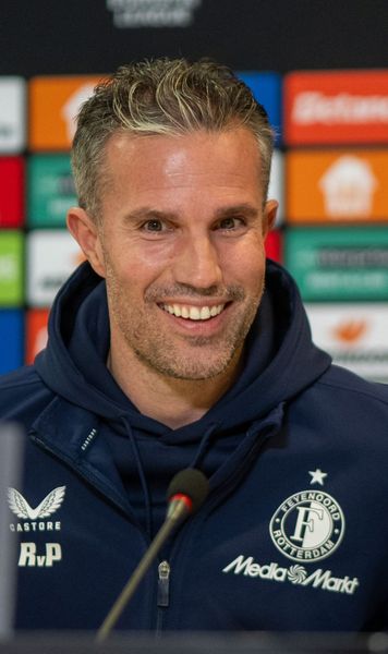 „Îmi spuneți echipa voastră? Perfect!”     Robin van Persie,  antrenorul lui Feyenoord, a glumit cu jurnaliștii români: „A anunțat patronul FCSB? Nu știam”