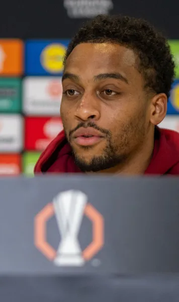 Scandal înainte de FCSB  Unul dintre cei mai buni jucători ai lui Feyenoord, contestat de club și de fani.   Care e motivul   » Ce a spus la București