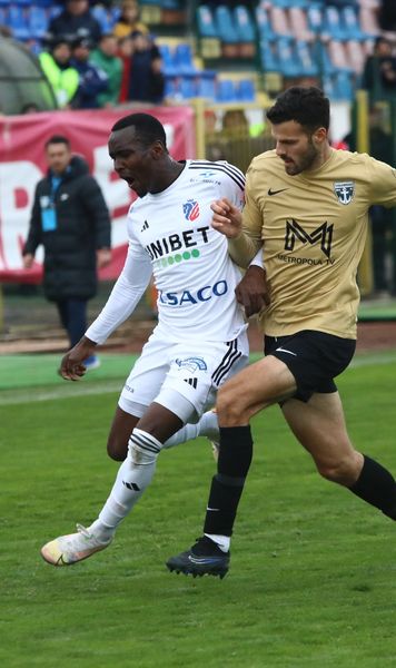 Arestat pe aeroport  Fotbalistul făcut „nesimțit” de Valeriu Iftime a cerut peste   100.000 de euro la FIFA,  după ce a fost interzis în România