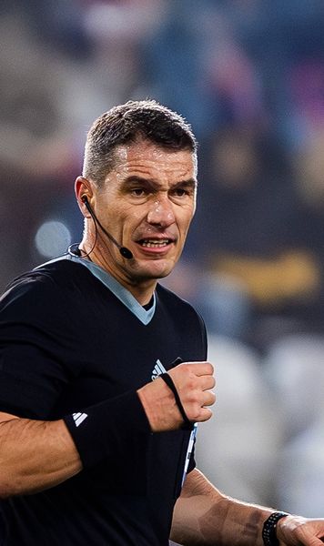 Trei cartonașe în 60 de secunde!    FOTO:  Prestația arbitrului român din Celtic - AS Roma 0-3, contestată de italieni:   „Kovacs, ce faci?  Nu e de nivelul UEFA”