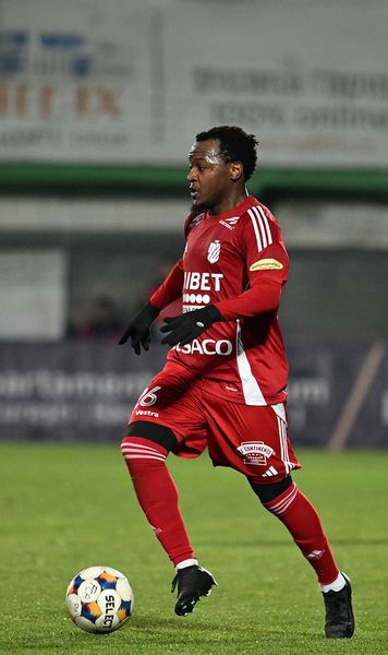 „Așa dădeam când jucam în sat”    FOTO:  Fotbalist din Liga 1,   ironizat  de patron după un șut ratat » Dar și lăudat: „Fără el, avem probleme”