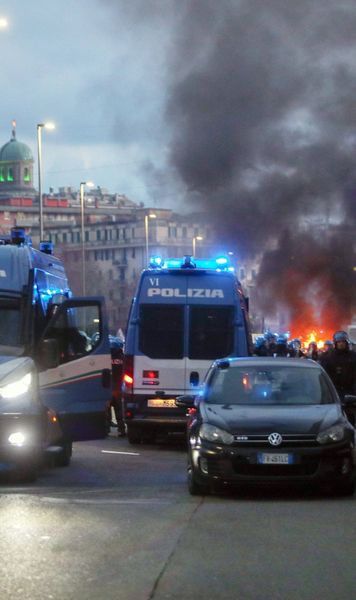 Scene de război înainte de Genoa - Inter    FOTO+VIDEO.  Ultrașii celor două echipe au făcut prăpăd înainte de meci:   mașini incendiate, 15 polițiști răniți!