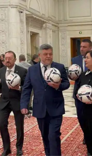 Circ în Parlament  Aleșii din opoziție   au adus mingi de fotbal  la moțiunea de cenzură împotriva Guvernului » Semnificația din spatele gestului