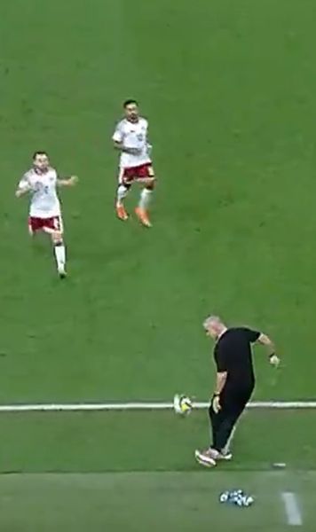 Olăroiu i-a cucerit pe arabi    FOTO.    Gestul neașteptat  făcut de antrenorul român în meciul Maroc - EAU » Reacția comentatorilor