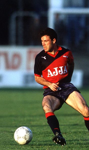 „Fiecare mi-a dat 64 de cenți!”    Jucătorul care a revoluționat fotbalul  în urmă cu 30 de ani se revoltă: „Aș merita Medalia Libertății”