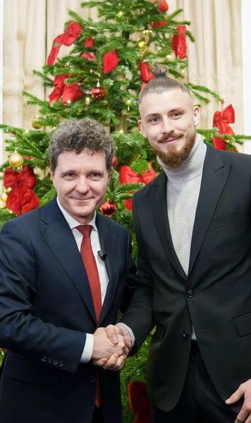 Drăgușin, întâlnire cu Nicușor Dan  Fundașul naționalei s-a fotografiat cu   președintele:  „E dificil, am făcut asta la 16 ani”