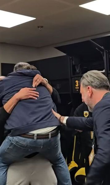 Prima lui Marin a crescut într-o clipă!    FOTO.    Ce a făcut patronul lui AEK Atena  în vestiar după victoria în fața Craiovei