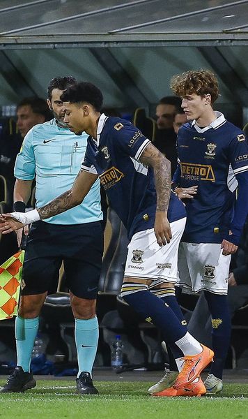 A făcut 8 înlocuiri într-un joc  Antrenorul învins de FCSB a schimbat aproape toată echipa în timpul meciului »   De ce e regulamentar!