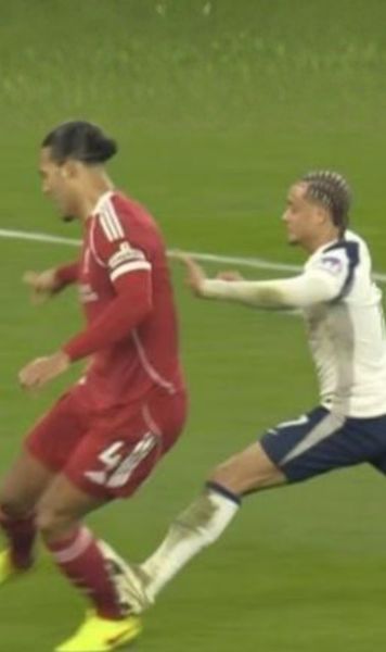 Xavi Simons, fault brutal!    FOTO:   Van Dijk, victima unei intrări cu talpa a olandezului +   Drăgușin, în lot după 11 luni!