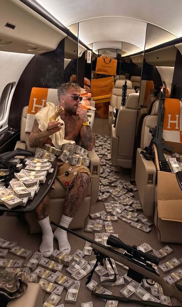 Jake Paul, bani și arme în avion    FOTO:  Postare   controversată  făcută de starul american, după ce a fost trimis la podea de Anthony Joshua