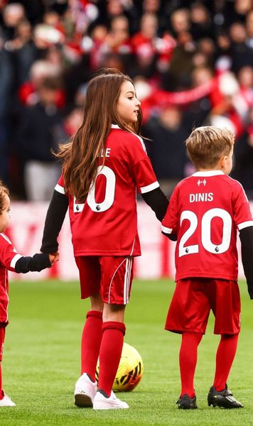 Moment emoționant pe Anfield    Copiii lui Diogo Jota  au intrat pe teren înainte de Liverpool - Wolves » Gest superb făcut de Van Dijk