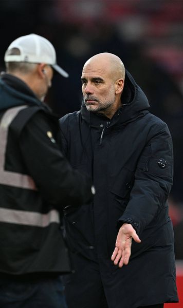 Guardiola recidivează    FOTO:  Antrenorul lui Manchester City,   moment tensionat  după victorie » L-a privit cu dispreț