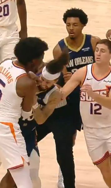 S-au luat la bătaie pe teren!    VIDEO:  Nu i-a păsat că adversarul e cu un cap mai înalt decât el și   l-a lovit cu pumnul în față  » De la ce a pornit totul