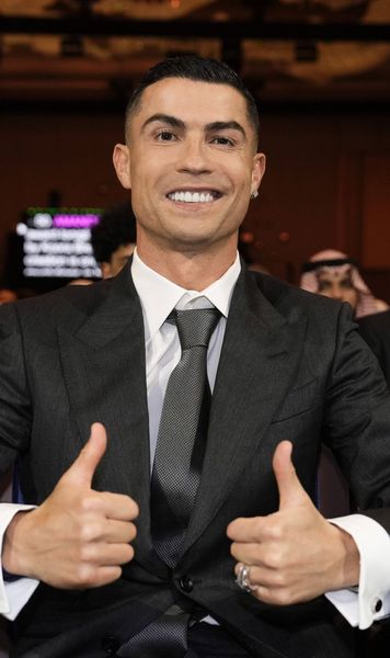 Ronaldo a atras toate privirile     FOTO.  Accesoriul cu care portughezul a făcut senzație la gala   Globe Soccer Awards  » Costă 700.000 de euro