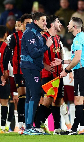 Momente tensionate în Premier League    VIDEO+FOTO.  Scandal la finalul partidei    Bournemouth - Arsenal 2-3:  jucătorii l-au înconjurat instant pe arbitru