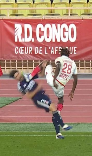 Intrare horror în Ligue 1     FOTO:   Tagliafico, pus la pământ de un   fault brutal  al lui Mamadou Coulibaly, în Monaco - Lyon