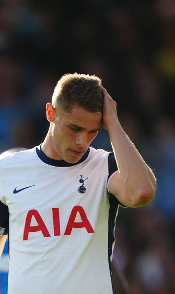 Tensiuni la Tottenham     FOTO:  Micky van de Ven,   conflict cu fanii  nemulțumiți după înfrângerea cu Bournemouth