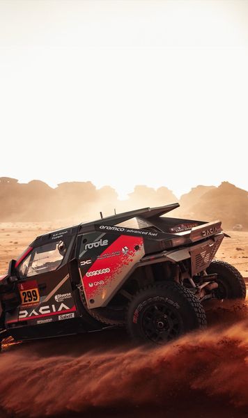 Dacia, din nou în TOP 5 la Dakar   Dezvăluirea lui Sebastian Loeb:   „Mi-a fost teamă”  » Cum s-au descurcat piloții Dacia în etapa #5 + clasamentul general