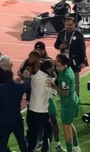 Șumudică, debut cu scandal la Al-Okhdood    VIDEO:  S-a luat la harță cu   starul adversarilor   » Cum l-a numit omologul său