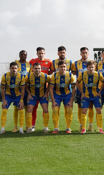 Petrolul, joc în voia naturii!  Teribilă vreme azi la amicalul cu Katowice, în Antalya.   Rafalele de vânt extrem  întorceau mingea! » Ploieștenii, învinși cu 3-0