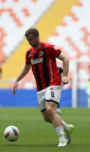 Revine în România?   Fostul   atacant de la FCSB,   dorit de două cluburi din Liga 1 + Posibilele destinații din afara țării