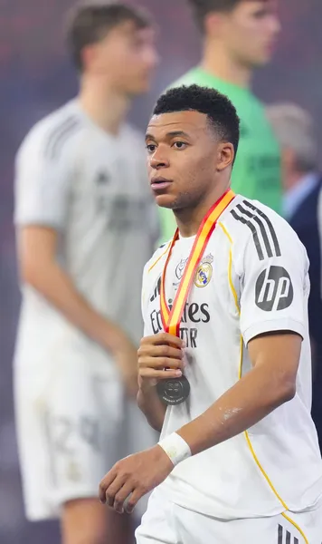 Gesturile lui Mbappe au șocat Barcelona  Ce spune Real Madrid despre atitudinea starului francez +   Gestul obscen  făcut de Pau Cubarsi