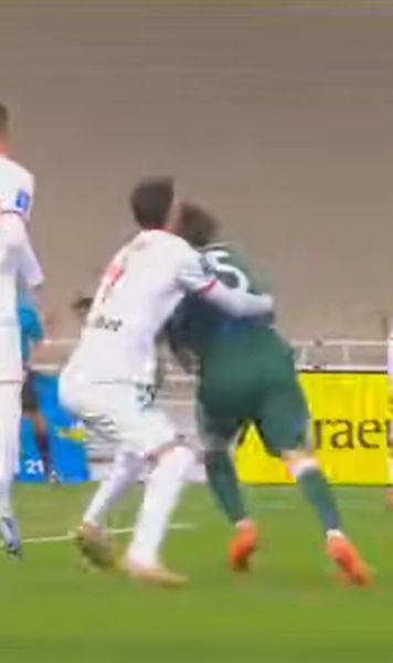 Gafa lui Andrei Ivan    FOTO:  Atacantul român   a comis penalty  în startul meciului cu Panathinaikos » Cifrele internaționalul în Grecia