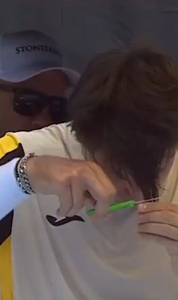 Moment aparte la Auckland  Un jucător   s-a tuns  de unul singur în timpul meciului