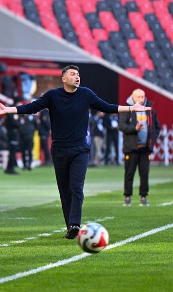 Ținut cu greu de Maxim și Sorescu    Burak Yilmaz,  antrenorul lui Gaziantep, a făcut o criză de nervi la meciul cu Kocaelispor