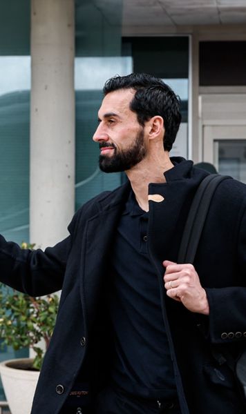 „Nu se compară cu Xabi Alonso”   Fostul jucător al Barcelonei   nu este impresionat  de Alvaro Arbeloa, noul antrenor al lui Real Madrid: „Vrea să fie ca Mourinho”