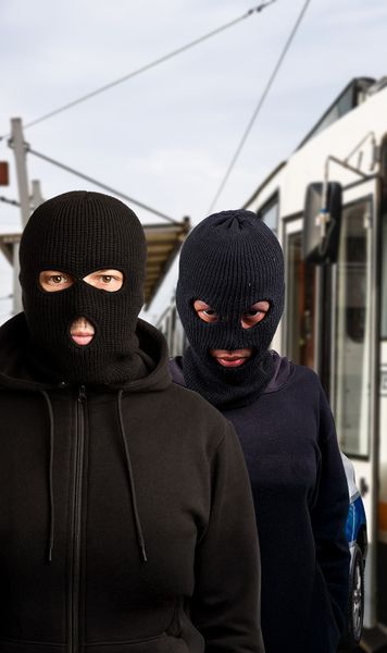 Membri ai galeriei FCSB, arestați    FOTO.   Patru suporteri ai campioanei   au agresat trei adolescenți  într-un tramvai din București