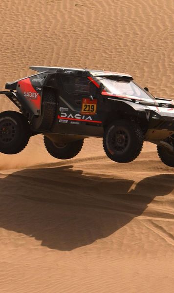 Dacia, regină la Dakar!    FOTO.  Producătorul din România   a câștigat cel mai intens raliu din lume  la a doua participare »   GOLAZO.ro  a fost în Arabia Saudită!
