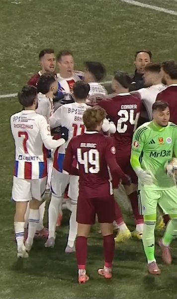 Dur-Bozoancă, în centrul atenției    FOTO.  Spiritele s-au încins după ce portarul Oțelului   a luat mingea în mână  » Biliboc, înconjurat de adversari