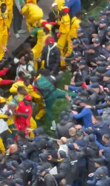 Furie și pumni la finala Cupei Africii!    VIDEO.   Cum au încercat fanii senegalezi   să împiedice executarea penalty-ului  controversat » Imaginile s-au viralizat