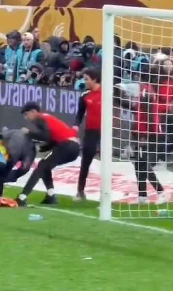 Scene șocante la finala Cupei Africii     FOTO.  Portarul Senegalului, doborât de marocani în timpul meciului! Motivul e halucinant:   au încercat să-i fure prosopul