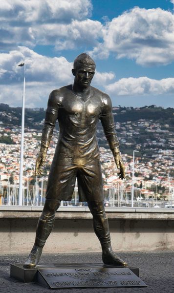 „E ultimul avertisment al lui Dumnezeu”  Un tânăr s-a filmat dând foc statuii lui   Cristiano Ronaldo.  Apoi a postat imaginile