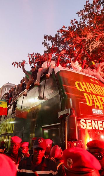 Sărbătoare națională în Senegal    FOTO+VIDEO:     Oamenii au umplut străzile din Dakar  pentru a celebra câștigarea Cupei Africii