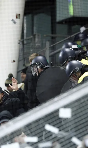 Haos în Europa League  Forțele de ordine   au intervenit de urgență , iar startul jocului a fost întârziat cu aproximativ o oră!