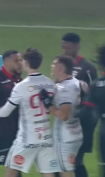 Trei cartonașe după un fault    FOTO.   Moment tensionat în   Hermannstadt - Dinamo  » Un jucător va rata următorul meci