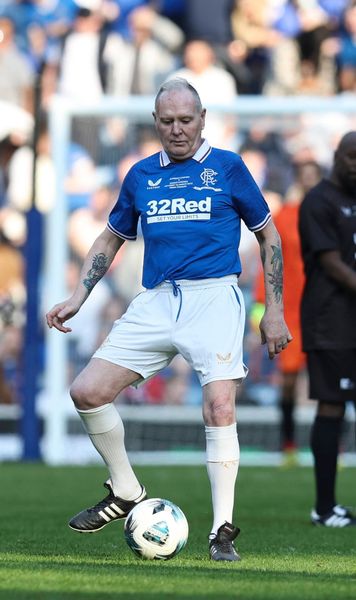 „Îl vedeam pe tata printre nori”  O legendă a fotbalului englez   s-a temut că va muri : „Am făcut pe mine de frică”