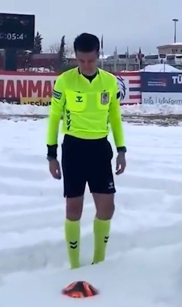 Nu s-a abătut de la procedură     VIDEO+FOTO:  Un arbitru a verificat dacă sare mingea, chiar dacă zăpada atingea   30 de centimetri