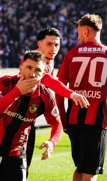 Fază românescă în Turcia    FOTO:   Combinație între   Sorescu și Drăguș  la golul marcat de Gaziantep, care a ratat victoria în ultimele minute