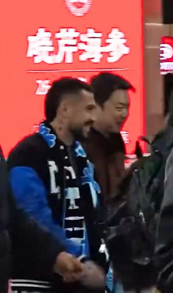 Stanciu a ajuns în China!    VIDEO.  Nebunie la aeroport. Zeci de fani l-au așteptat pe mijlocaș după mesajul clubului.   Cu cine semnează