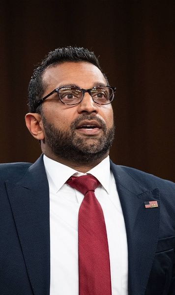 Omul lui Trump i-a lăsat mască  Șeful FBI a vrut să fugă de ședința cu directorul MI5 ca să vadă un meci din   Premier League!