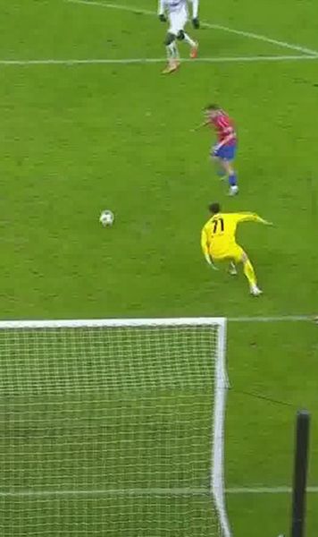 A tras ca la rugby!    FOTO.   Ocazie imensă irosită de   Mihai Toma!  A șutat în tribună din câțiva metri, apoi FCSB a primit rapid două goluri