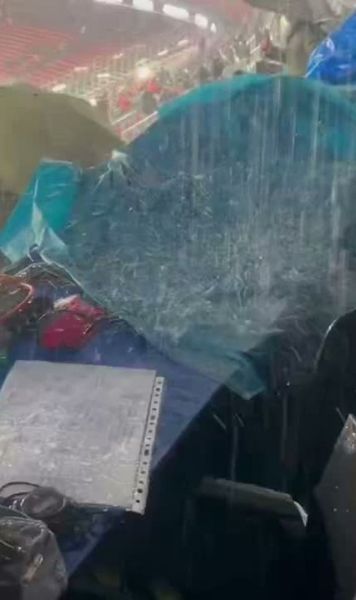 Haos la masa presei și în lojile de pe Camp Nou  Stadionul, a cărui renovare este estimată la 1,5 miliarde de euro,   a fost inundat