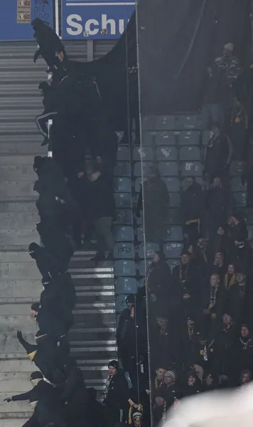 Polițiști răniți în derby    FOTO.  Scene șocante în Germania. Fanii   au aruncat cu pietre  și capace de canalizare